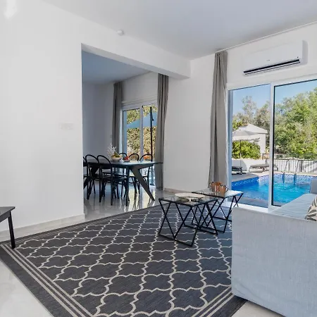 Sanders White Mountain Spacious 5-bedroom With Private Pool Villa *